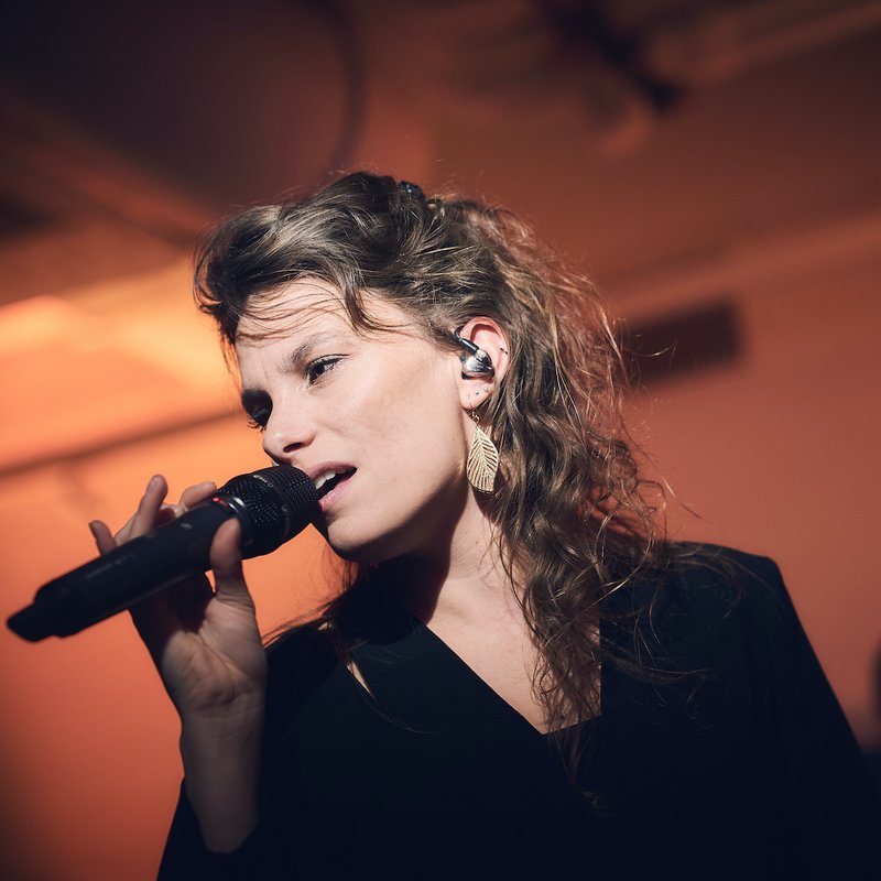 Zangeres Lady Bird zingt tussen de gasten met draadloze micro